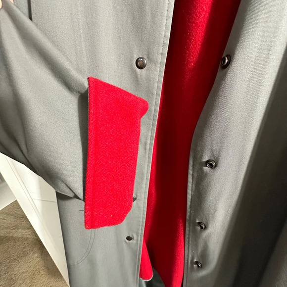 Vintage Braefair for Lord & Taylor gray trench coat with red interior/trim. Sz 4 - Picture 2 of 13